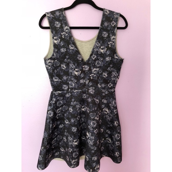 Forever 21 Large Scuba Dress - Picture 2 of 2